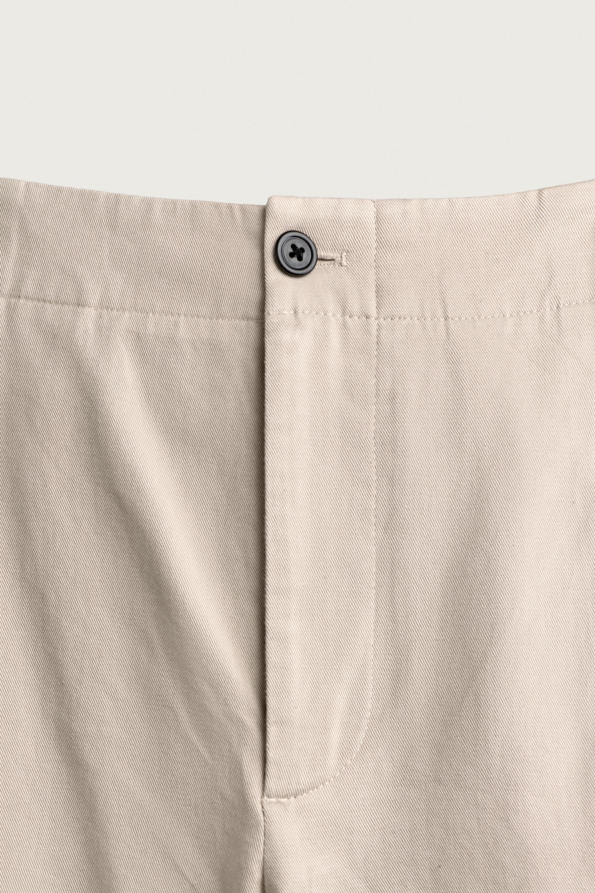 RELAXED FIT PLEATED CHINO PANTS